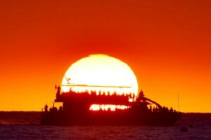 From Hawaii: Historical Dinner Cruise Tour to Kealakekua Bay - Boarding in Kona: where to go and how the timing works